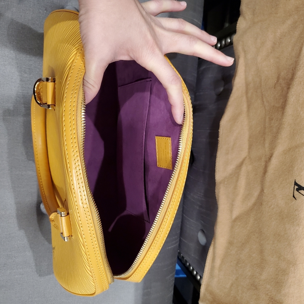 Louis Vuitton -- EPI Bag with Handle - Picture 9 of 9